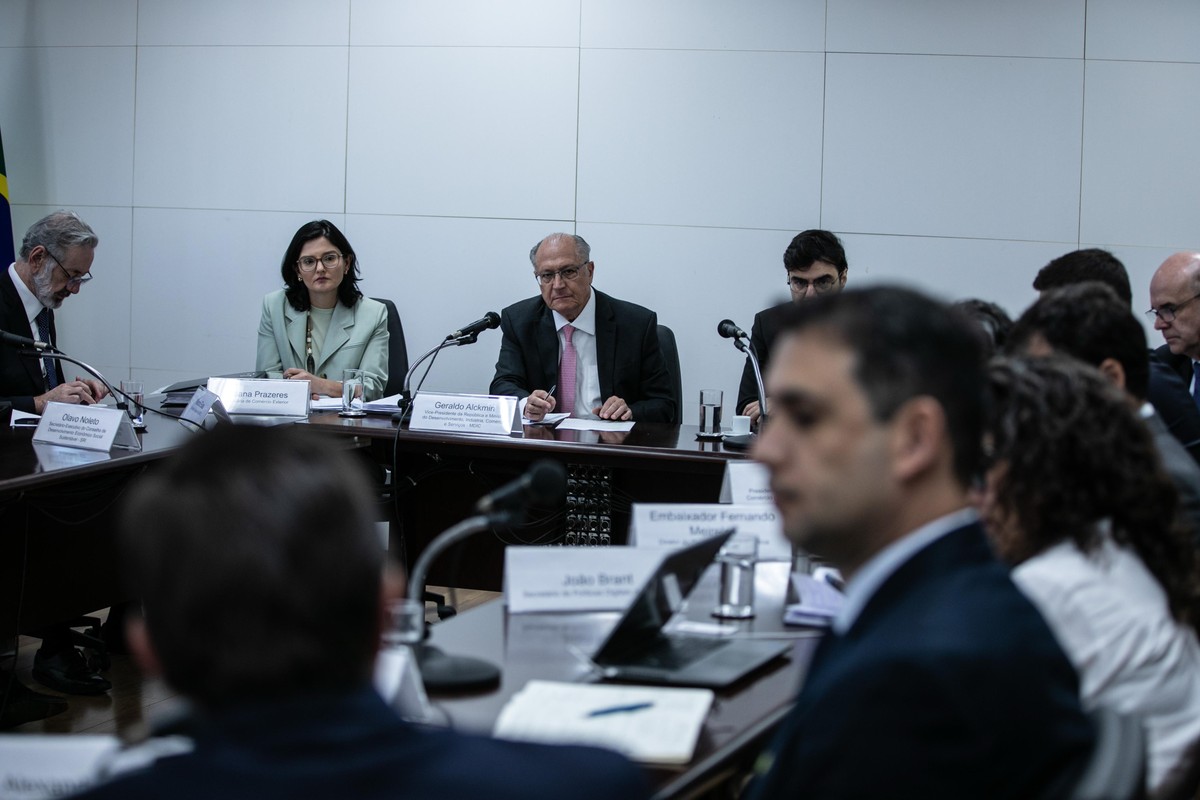 Indústria solicita diálogo e rejeita retaliação após tarifas de Trump O vice-presidente e ministro da Indústria Geraldo Alckmin conduz nova rodada de reunião com empresários sobre tarifas de Trump (Foto: Brenno Carvalho/Agência O Globo)