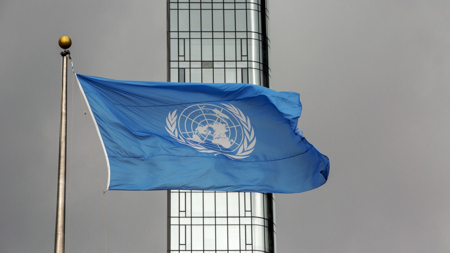 A bandeira da ONU tremula em um dia tempestuoso na sede das Nações Unidas durante a Assembleia Geral da ONU em 22 de setembro de 2022. (Foto: AP Photo/Ted Shaffrey, File)