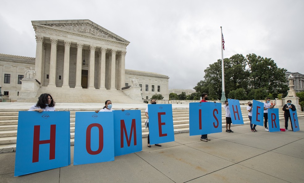 EUA vão intensificar monitoramento de redes sociais de candidatos a visto de estudante Estudantes do programa Ação Diferida para Chegadas na Infância (DACA, na sigla em inglês) em frente à Suprema Corte dos EUA em Washington, em uma foto de arquivo de 18 de junho. (Foto: Manuel Balce Ceneta/AP/Arquivo)