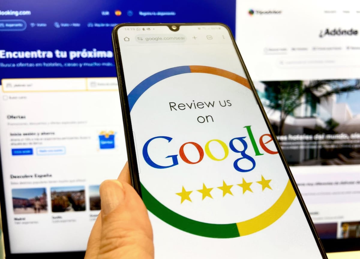 Plataformas de avaliações moldam escolhas dos consumidores na era digital Uma pessoa compara diferentes plataformas web de resenhas. (Foto: Amelia Molina)