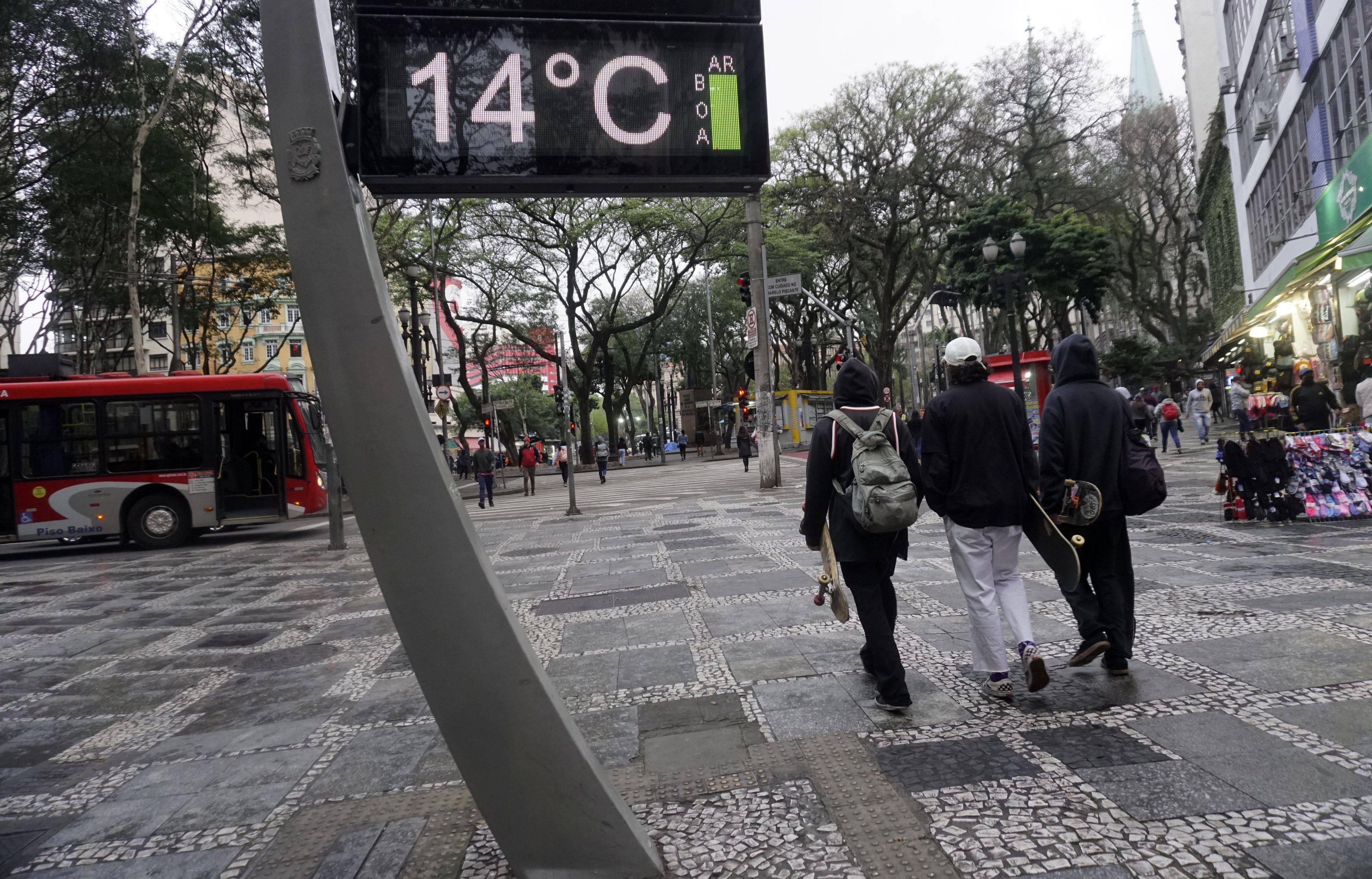 Frente fria provoca queda de temperatura em São Paulo até sexta-feira Temperatura em SP: frente fria traz queda nas temperaturas até sexta-feira (Foto: Cris Faga/NurPhoto/Getty Images)