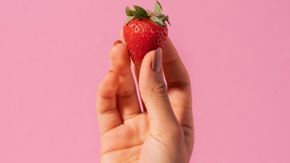 Morango do amor: conheça os riscos do doce queridinho das redes sociais (Foto: Freepik)