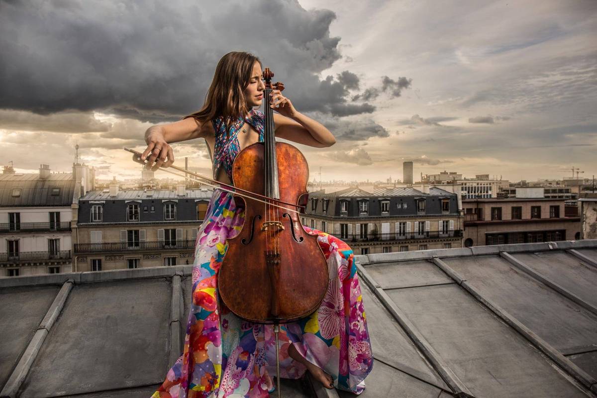 Nova geração de músicos eruditos encanta jovens nas redes sociais Camille Thomas tocando em um telhado em Paris (Foto: Christian Meuwly/Divulgação)