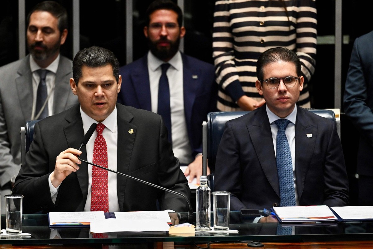 Congresso provoca crise no IOF com a polêmica do 'jabuti' na legislação Os presidentes do Senado, Davi Alcolumbre (à esquerda), e da Câmara, Hugo Motta, juntaram forças (Foto: Evaristo Sá/AFP)