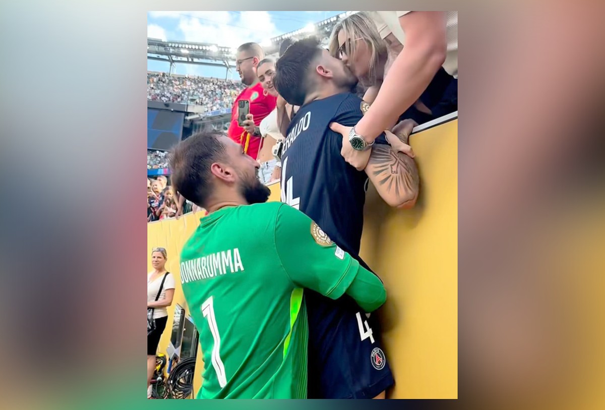 Donnarumma ajuda Beraldo a surpreender mulher com beijo após vitória do PSG Donnarumma ergue Lucas Beraldo para que ele conseguisse beijar a mulher (Foto: Reprodução)