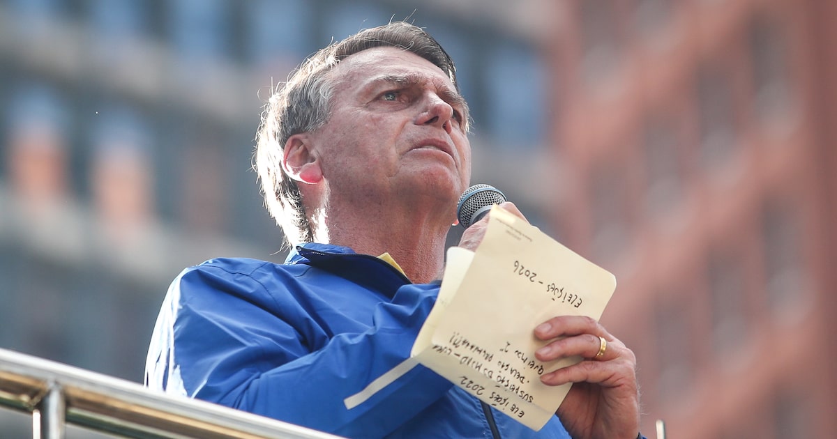 O ex-presidente Jair Bolsonaro na Avenida Paulista, em São Paulo, em mais um ato com apoiadores para reafirmar a sua liderança política na direita e questionar o Supremo Federal (Foto: Felipe Rau/Estadão)