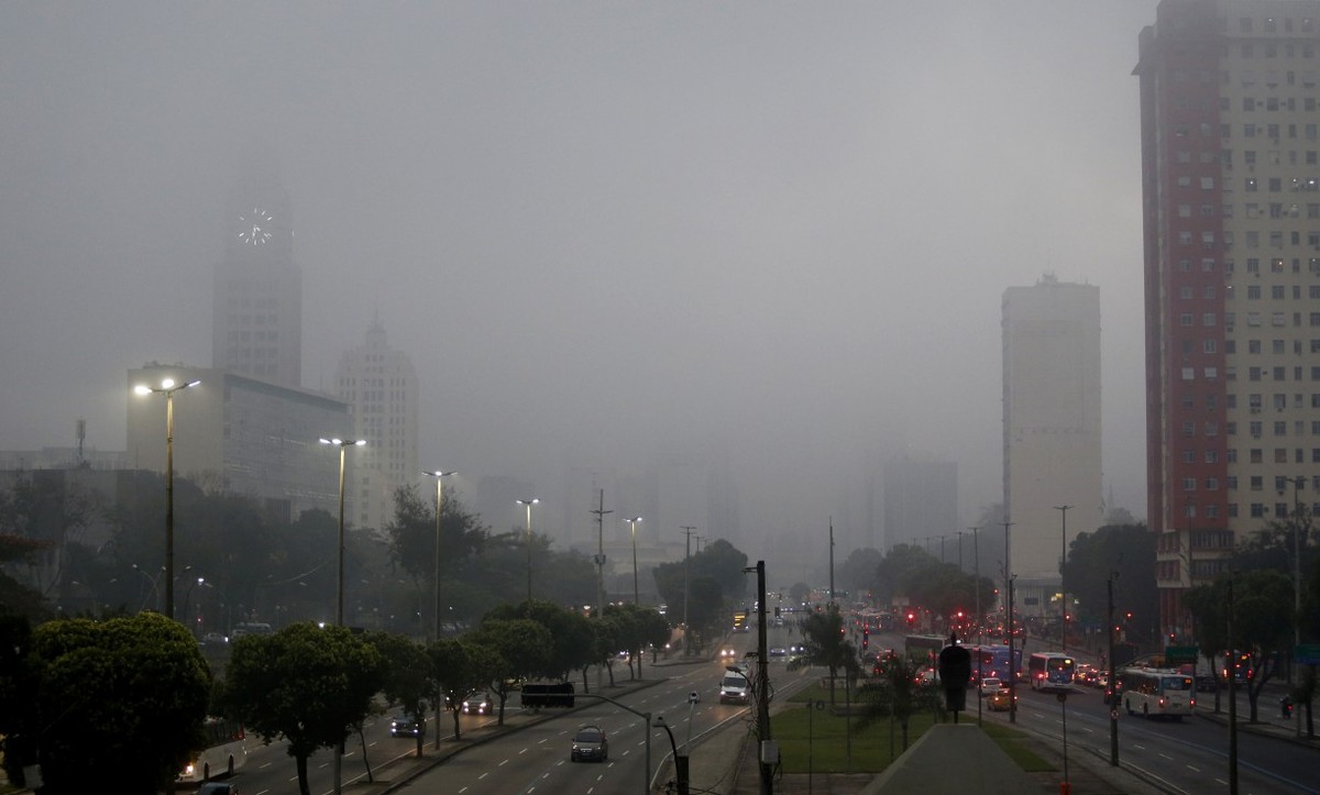 Nevoeiro atinge a manhã do Rio de Janeiro (03/08/23) — Foto: Fabiano Rocha/Agência O Globo