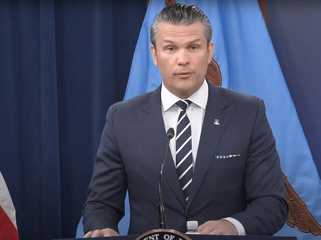 EUA afirmam que agirão diante de ameaças, mas não buscam conflito armado Secretário de Defesa dos EUA, Pete Hegseth (Foto: Reprodução/Department of Defense)