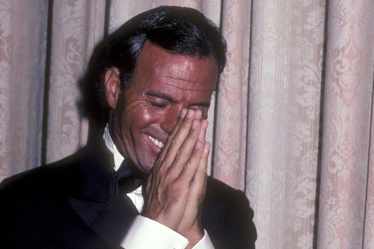 Bronzeado se torna símbolo político e reflete mudanças sociais e culturais Julio Iglesias, que fez do bronzeado parte de sua identidade, fotografado em 1983 em Nova York por Ron Galella. (Foto: Ron Galella Collection via Getty)