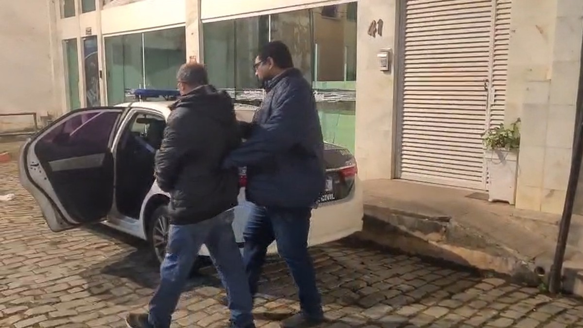 Polícia desmantela organização criminosa que furtava petróleo bruto Suspeito preso é encaminhado para a viatura da Polícia Civil (Foto: Reprodução)
