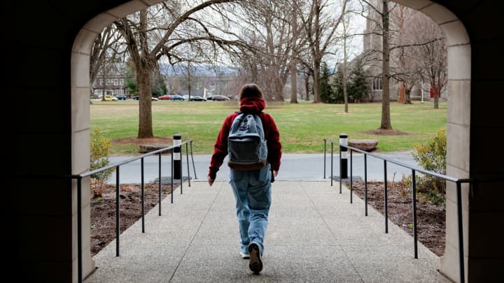 Trump encerra pausa nos pagamentos de empréstimos estudantis e alerta de prazos Uma pessoa caminha pelo campus do Muhlenberg College em Allentown, Pensilvânia, EUA. 26 de março de 2025. (Foto: Hannah Beier | Reuters)