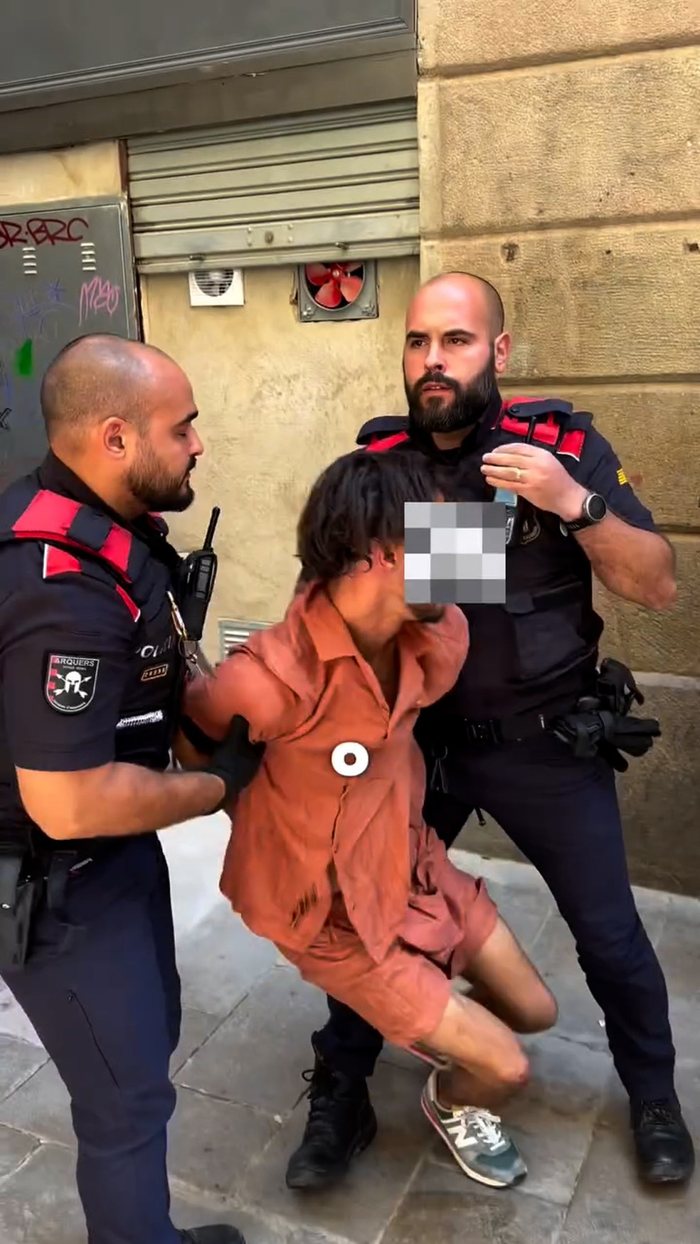 Policiais levando ladrão rendido por irmãos brasileiros em Barcelona (Foto: Instagram/Reprodução)