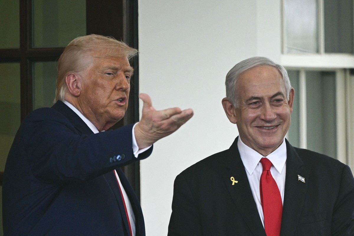 EUA realizam ataque a três instalações nucleares no Irã, afirma Trump Presidente dos EUA, Donald Trump (E), ao lado do premier de Israel, Benjamin Netanyahu, após reunião na Casa Branca (Foto: Brendan SMIALOWSKI / AFP)