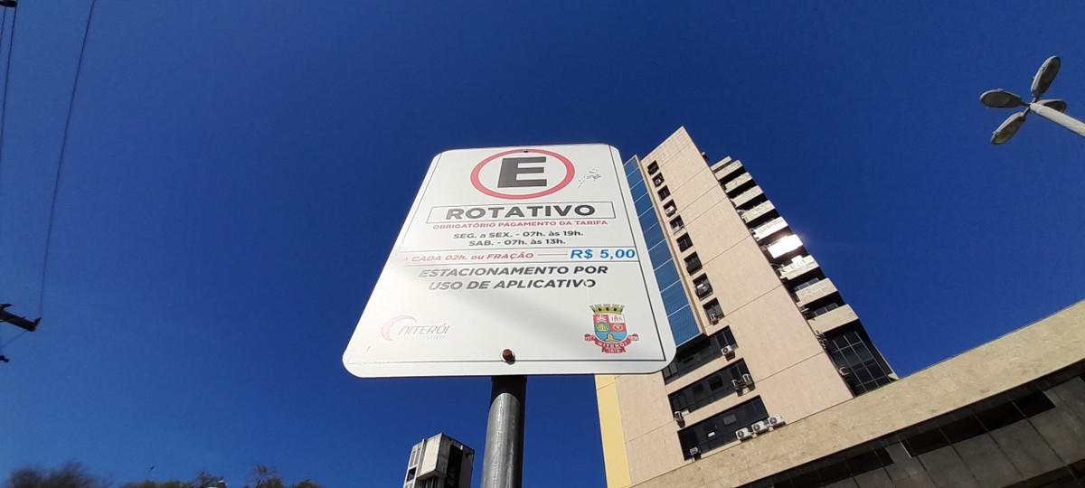 Placa de estacionamento com valor cobrado antes da redução para R$ 4: nova taxa entrou em vigor junto com queda do preço (Foto: Rafael Timileyi Lopes)