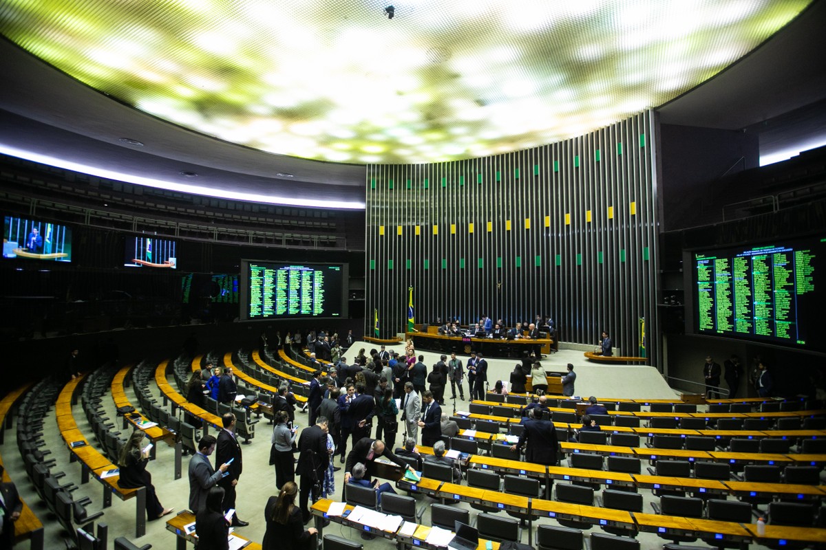 Partidos da base criticam ações do governo mais que o PL, maior oposição Plenário da Câmara vota projeto que derruba decreto do IOF (Foto: Brenno Carvalho / Agência O Globo)