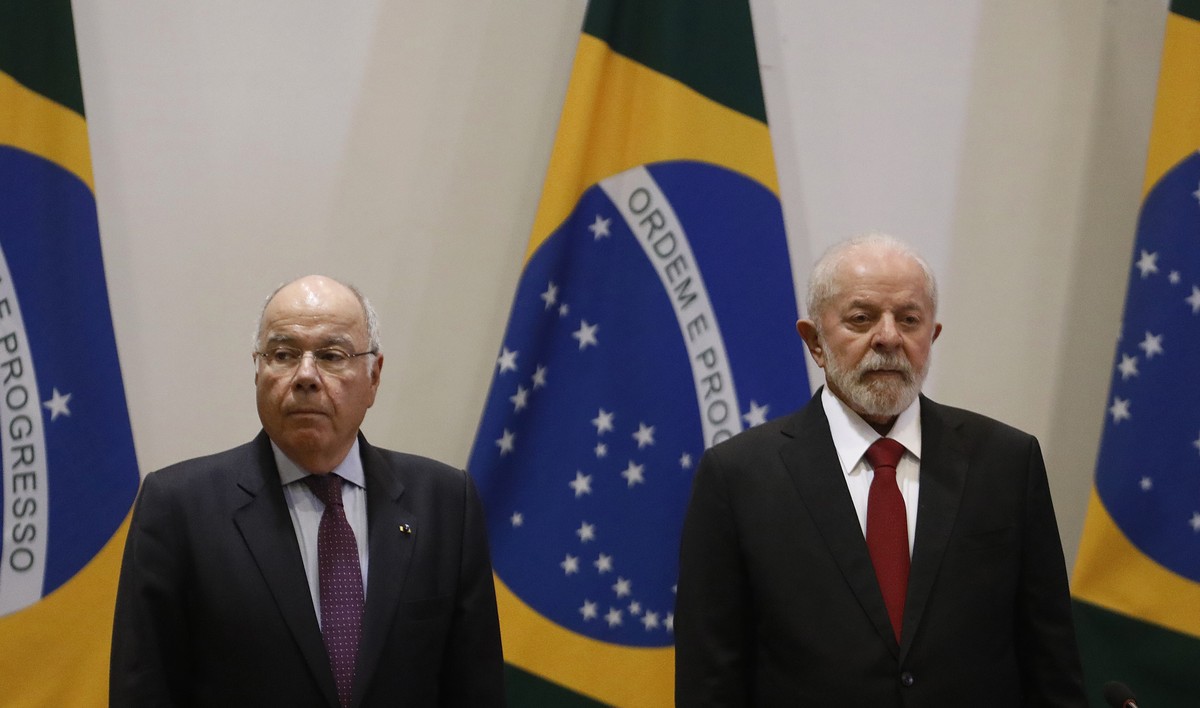 Lula e Mauro Vieira priorizam diálogo em meio a desafios diplomáticos O presidente Luiz Inácio Lula da Silva (à dir.) ao lado do chanceler brasileiro, Mauro Vieira, durante cerimônia de formatura do Instituto Rio Branco (Foto: Cristiano Mariz/O Globo)