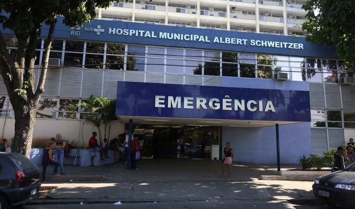 Mulher ferida em tiroteio entre milicianos e traficantes apresenta saúde estável Hospital Albert Schweitzer, para onde a vítima foi levada — Foto: Fabiano Rocha / Agência O Globo / Arquivo