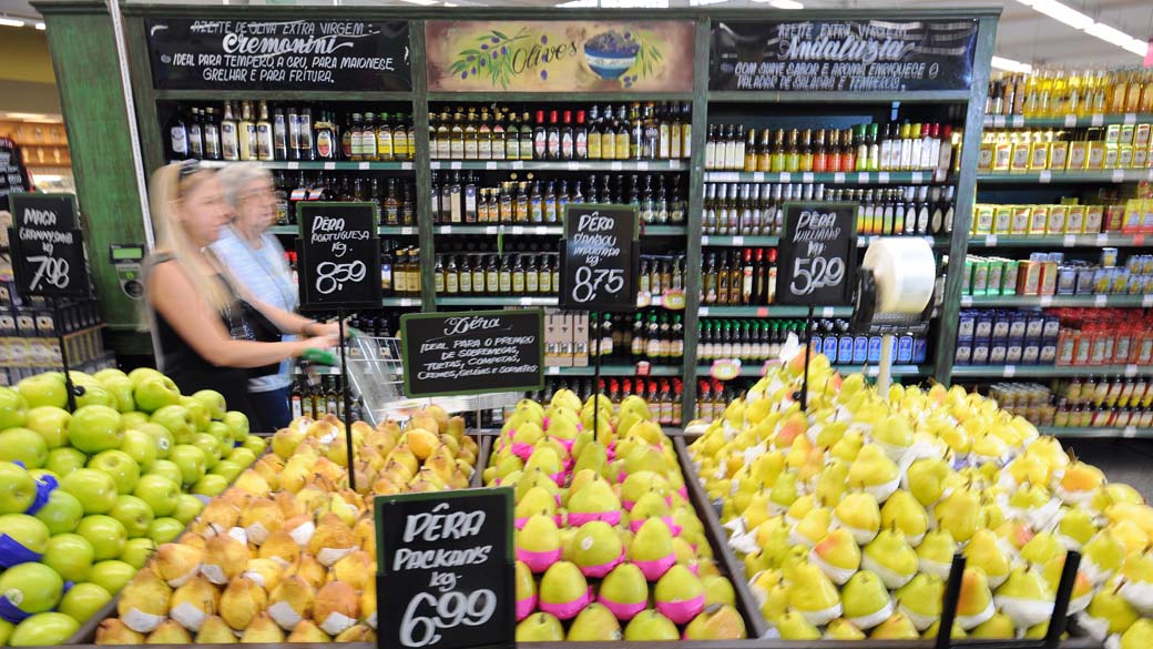 Estande de frutas em supermercado da rede Pão de Açúcar, no bairro do Butantã (Foto: Germano Luders/VEJA)