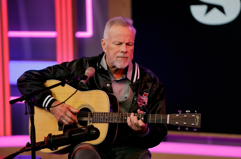 Robert Earl Keen fala sobre os danos das enchentes no Texas e show beneficente Robert Earl Keen, nativo de Kerrville, falou sobre o impacto devastador das enchentes de 4 de julho na cidade e no Camp Mystic, além de seus planos para um evento beneficente. (Foto: Reprodução)