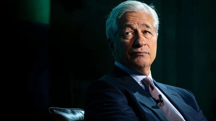 Cinco pontos essenciais para acompanhar a abertura do mercado de ações na terça-feira Jamie Dimon, diretor executivo do JPMorgan Chase & Co., durante o Fórum de Força de Trabalho da Business Roundtable em Washington, DC, EUA, na terça-feira, 17 de junho de 2025. (Foto: Al Drago | Bloomberg | Getty Images)