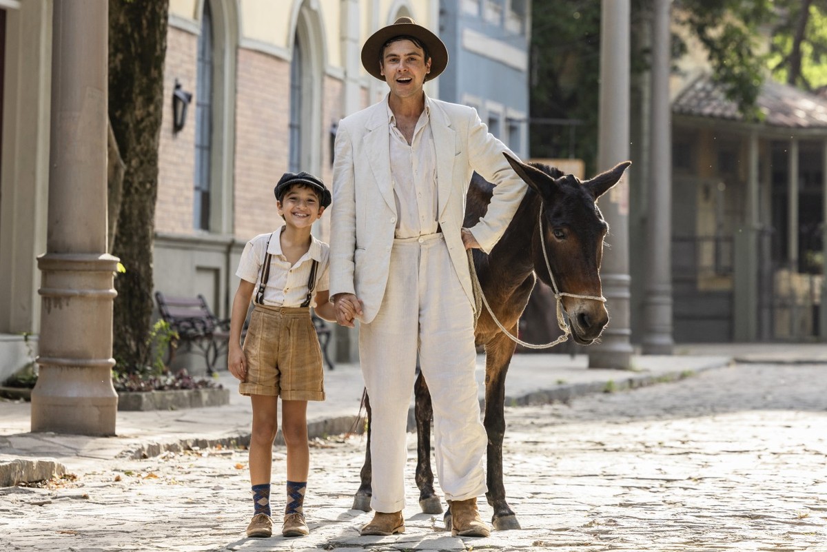 'Êta mundo melhor!' alcança recorde de audiência, enquanto 'Fantástico' despenca Candinho (Sergio Guizé) e Samir (Davi Malizia) e Burro Policarpo, em cena da novela 'Êta mundo melhor!' (Foto: Léo Rosário/Divulgação/TV Globo)