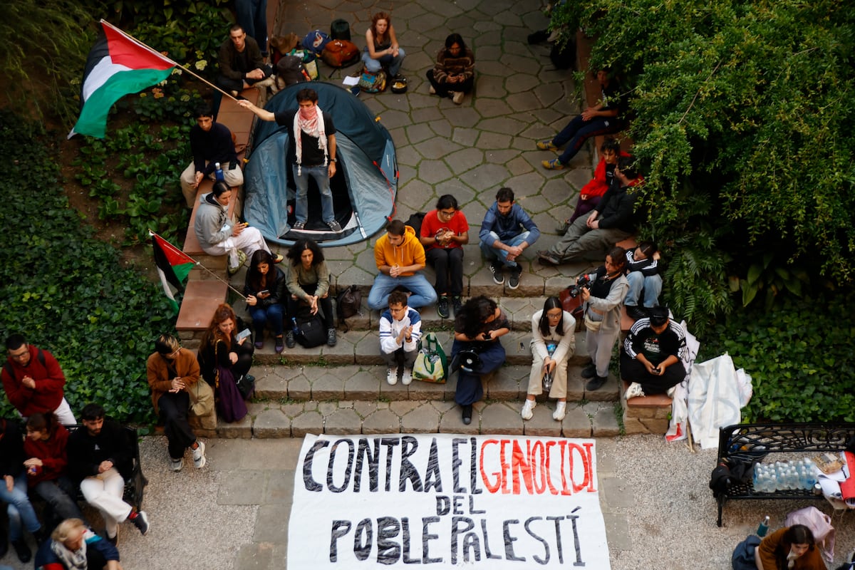 Universidades são acusadas de promover ideologias esquerdistas entre professores Estudantes se manifestam na Universidade de Barcelona (UB), em 6 de maio de 2024. (Foto: Kike Rincón / Europa Press / Getty Images)