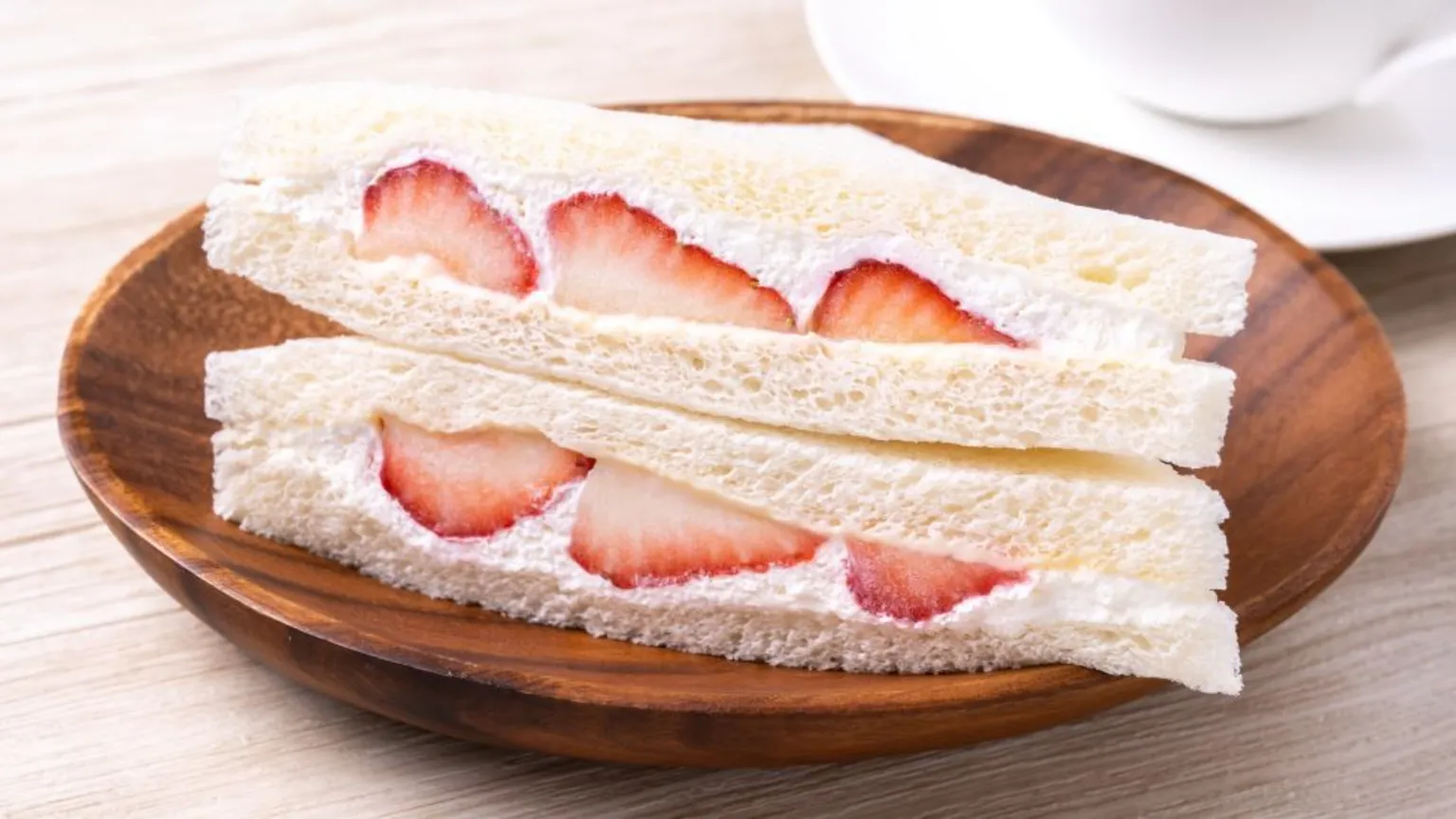 Japão traz para o Reino Unido sanduíches de morango com creme deliciosos Servir morangos em um sanduíche pode ser incomum no Reino Unido, mas não é nada novo no Japão (Foto: Promo_Link/Getty Images)