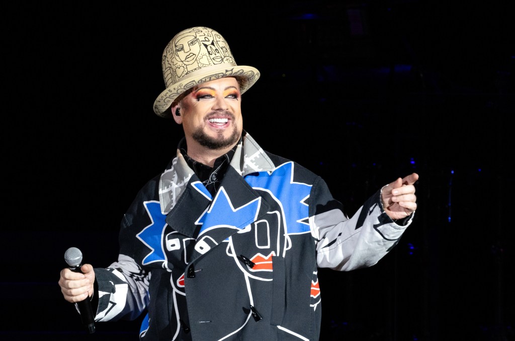 Boy George critica a política de identidade LGBTQ+ por não ajudar ninguém Boy George disse que não acha que a política LGBTQ+ moderna 'ajudou alguém.' (Foto: Reprodução)