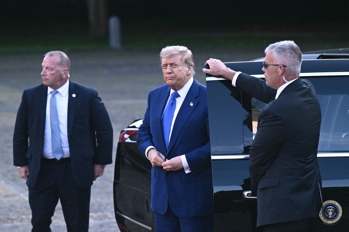 Trump aproveita conflito entre Irã e Israel para se distanciar da guerra na Ucrânia Presidente dos EUA, Donald Trump, chega ao Palácio Real Huis ten Bosch em Haia, na Holanda, para jantar dos líderes da Otan (Foto: Brendan SMIALOWSKI / AFP)