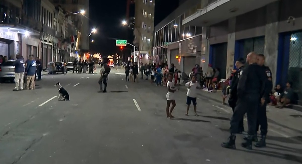 Pessoas aguardam nas ruas até propriedade ser fechada em definitivo — Foto: TV Globo