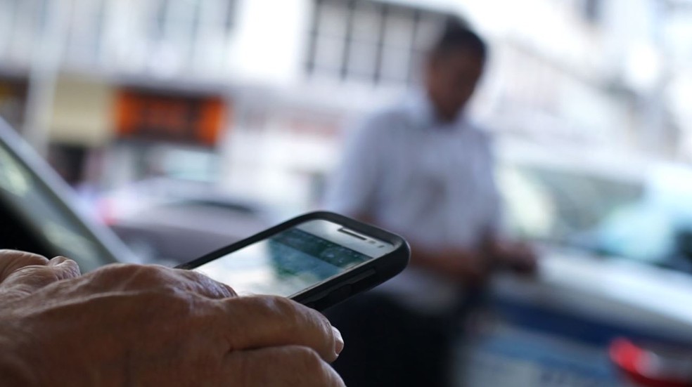 Morador usa smartphone, celular, 5G, 4G ribeirão preto, franca aplicativo app (Foto: Reprodução/EPTV)