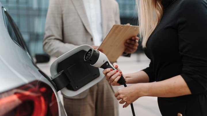 Consumidores correm para aproveitar crédito de R$ 7.500 na compra de elétricos Halfpoint Images | Moment | Getty Images