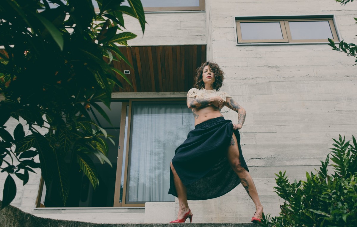 Vivi Seixas revela histórias inéditas sobre seu pai, Raul, em novo espetáculo Vivi estreia projeto multimídia no festival de música Doce Maravilha, em setembro (Foto: Ana Alexandrino)