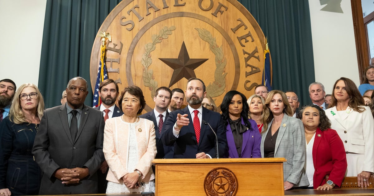 O deputado estadual Dustin Burrows, presidente da Câmara dos Representantes do Texas, responde a perguntas em uma coletiva de imprensa após uma reunião republicana para discutir o redesenho dos distritos no estado, em Austin, 4 de agosto de 2025. A governadora Kathy Hochul, de Nova York, recebeu na segunda-feira legisladores estaduais democratas que fugiram do Texas para frustrar um gerrymander republicano, mas disse que tentaria elaborar um próprio para fortalecer os democratas. (Foto: Ilana Panich-Linsman/The New York Times)