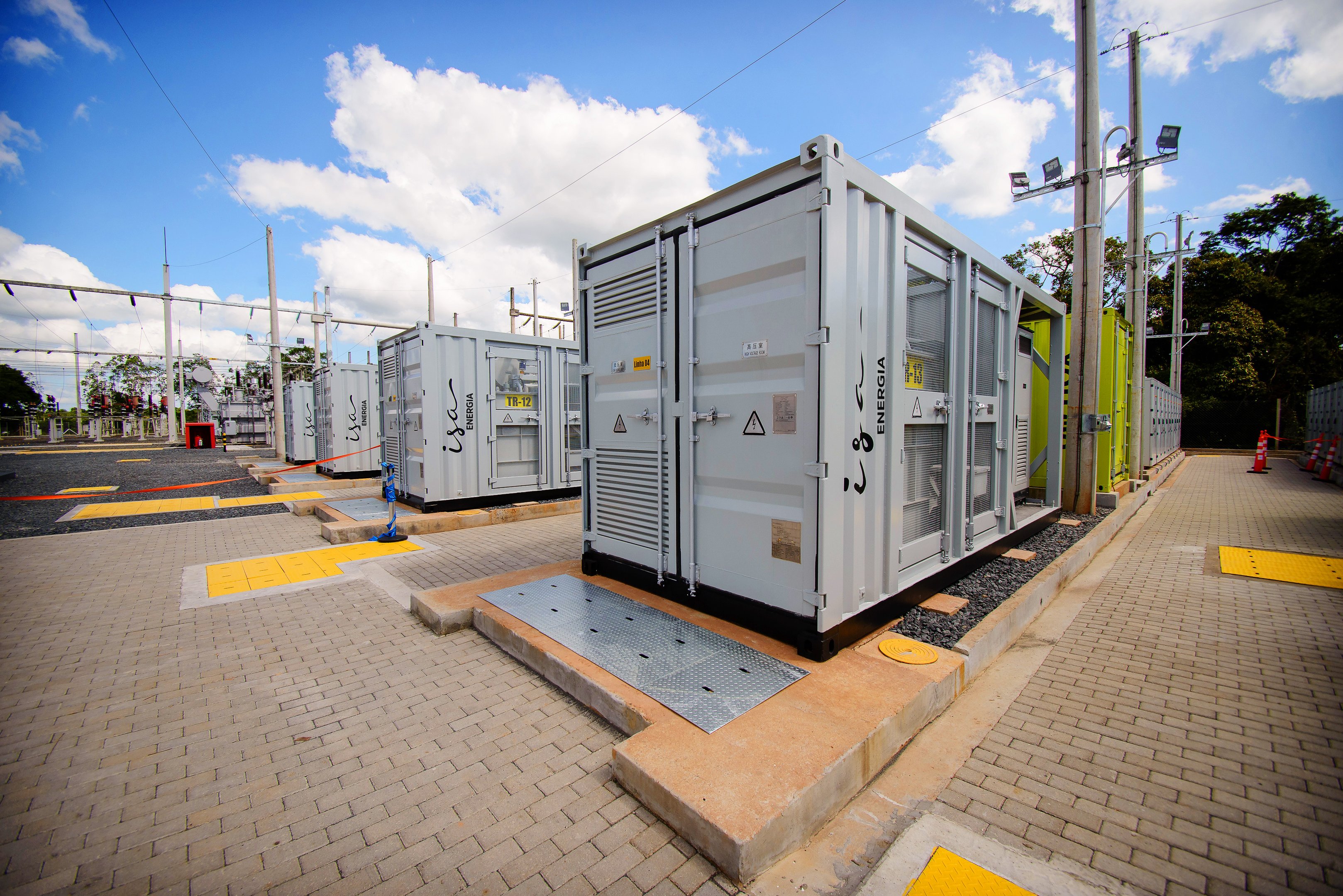 ISA Energia lança projeto inovador de baterias para impulsionar a transição energética Sistema de 30 MW de potência e capacidade de entregar 60 MWh por duas horas foi desenvolvido especificamente para atender as demandas sazonais do litoral paulista (Foto: ISA ENERGIA/Divulgação)