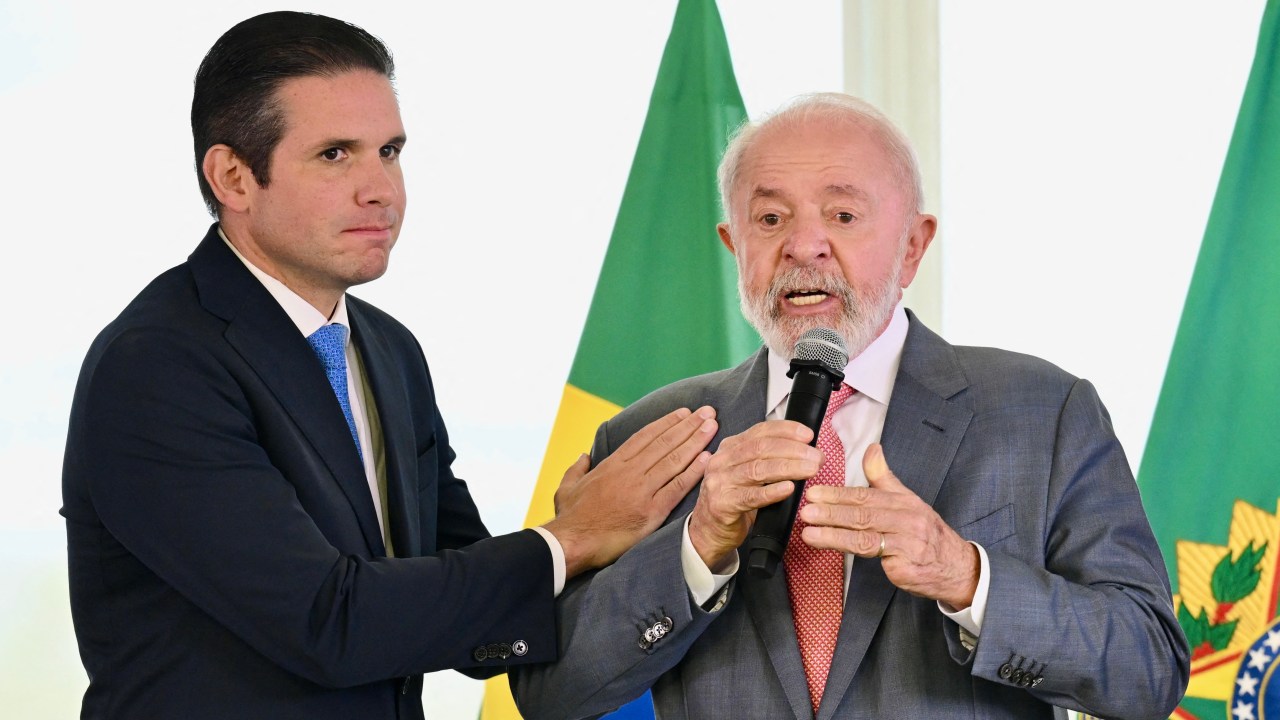 Mercado analisa confronto entre Lula e Motta com Moraes como coringa às 10h Presidente da Câmara, Hugo Motta, e o presidente Lula - 03/02/2025 (Foto: EVARISTO SA/AFP)