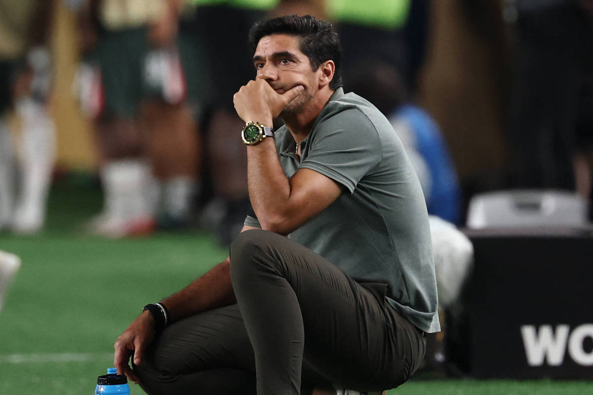 Brasileirão registra 12 demissões de técnicos em 13 rodadas nesta temporada Abel Ferreira comanda o Palmeiras na derrota para o Chelsea na Copa do Mundo de Clubes (Foto: Franck Fife - 4.jul.2025/AFP)