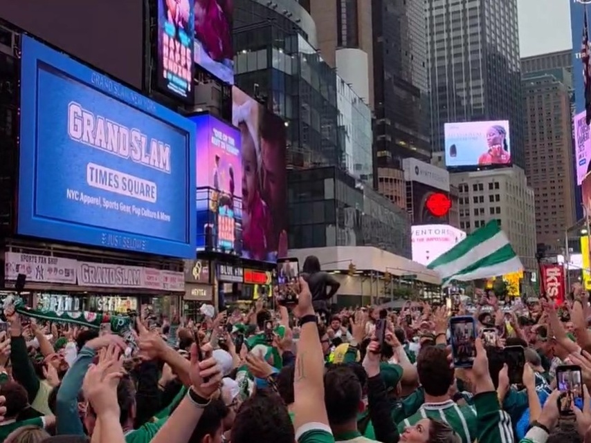 Torcida do Palmeiras faz festa na Times Square durante dia de protestos nos EUA (Foto: Danilo Lavieri/UOL)