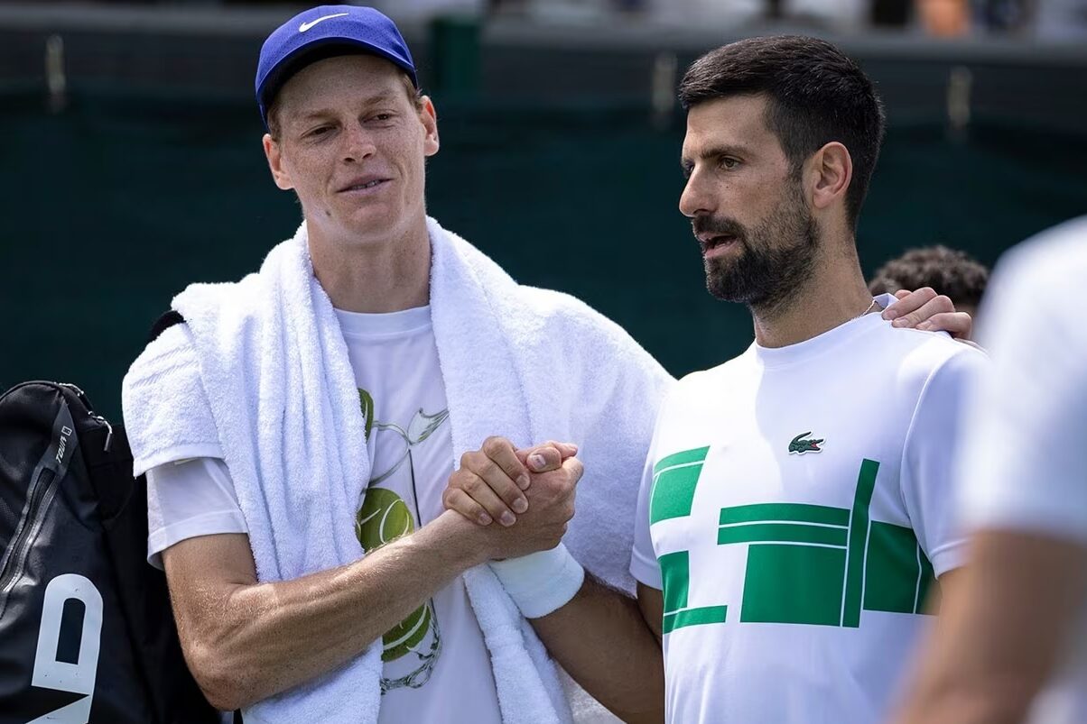 Sinner e Djokovic se enfrentam pela décima vez em duelo na grama de Wimbledon Foto: Reprodução
