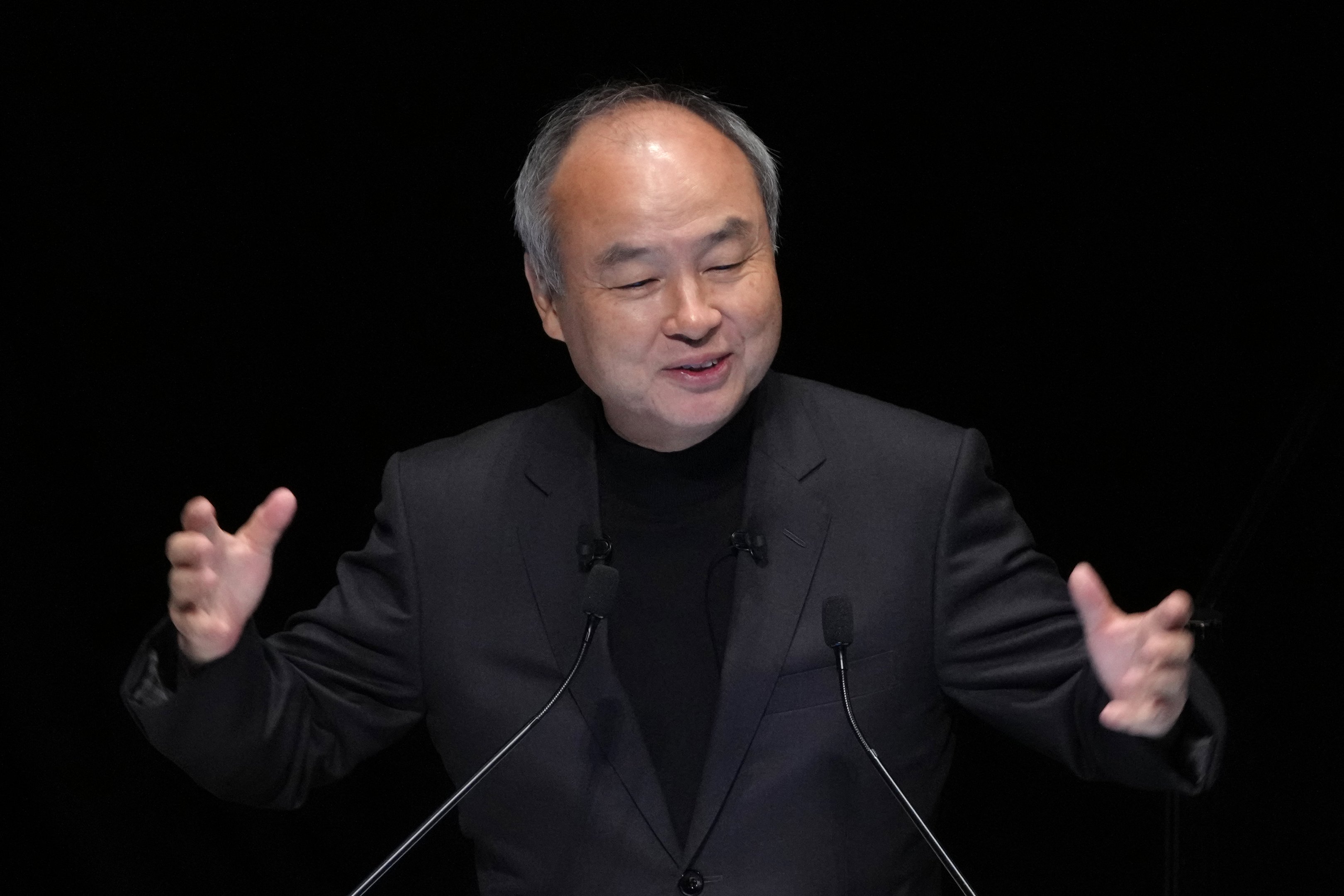 Masayoshi Son analisa sucessão no SoftBank e reafirma foco em inteligência artificial Masayoshi Son: fundador e CEO do SoftBank Group brinca ao responder perguntas na assembleia anual de acionistas, em Tóquio, nesta sexta-feira, 27. (Foto: Kazuhiro Nogi/AFP/Getty Images)