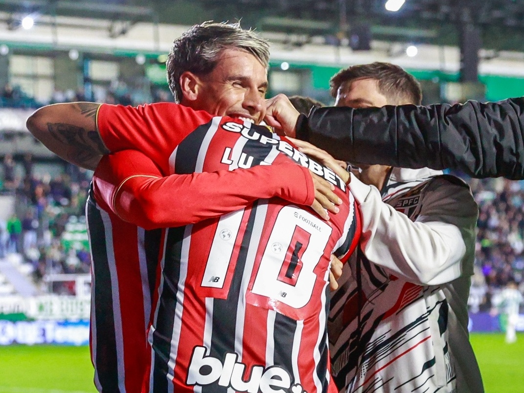 São Paulo brilha com Ferreirinha e Luciano e vence o Juventude na partida emocionante Jogadores do São Paulo celebram gol de Luciano sobre o Juventude em jogo do Brasileirão (Foto: Luiz Erbes/AGIF)