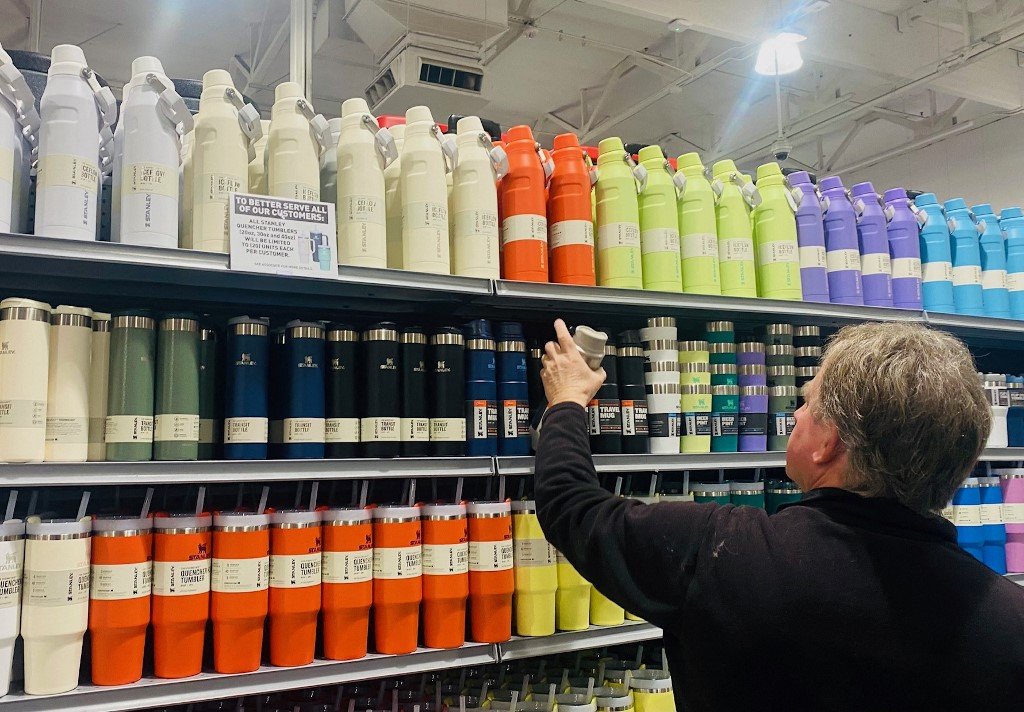 Stanley transforma copos térmicos em sucesso de mercado de US$ 750 milhões Produtos da Stanley em loja em Pasadena, Califórnia (Foto: Frederic Brown/AFP)