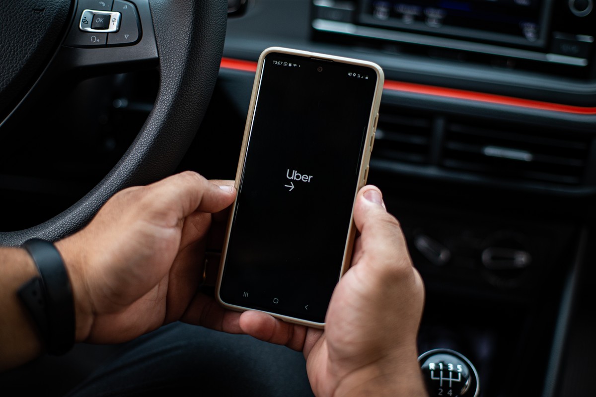 Uber se pronuncia após motorista ser acusado de ato obsceno durante corrida Uber — Foto: Hermes de Paula / Agencia O Globo