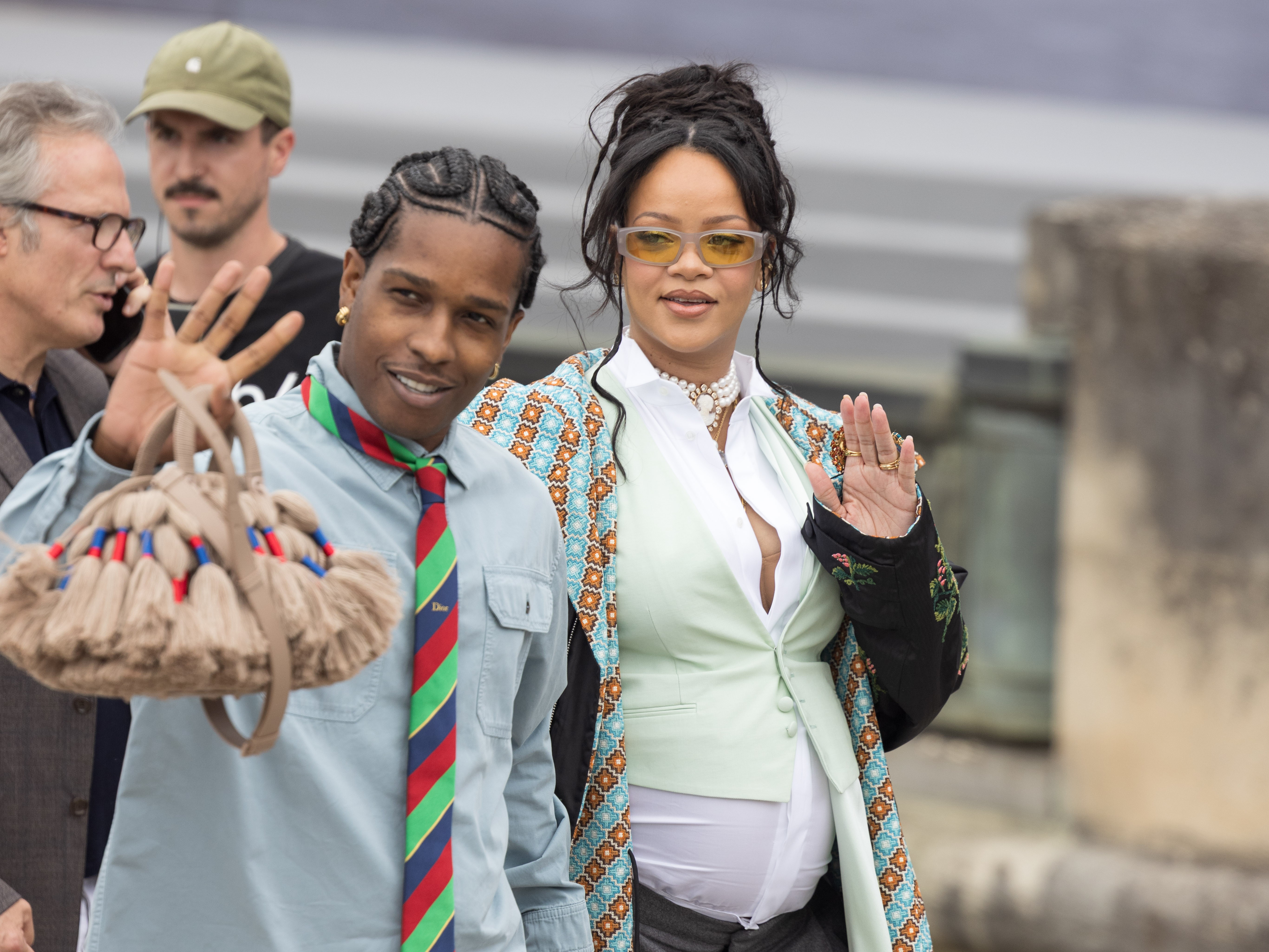 Rihanna mostra barrigão da gravidez em passeio romântico por Paris Foto: Reprodução