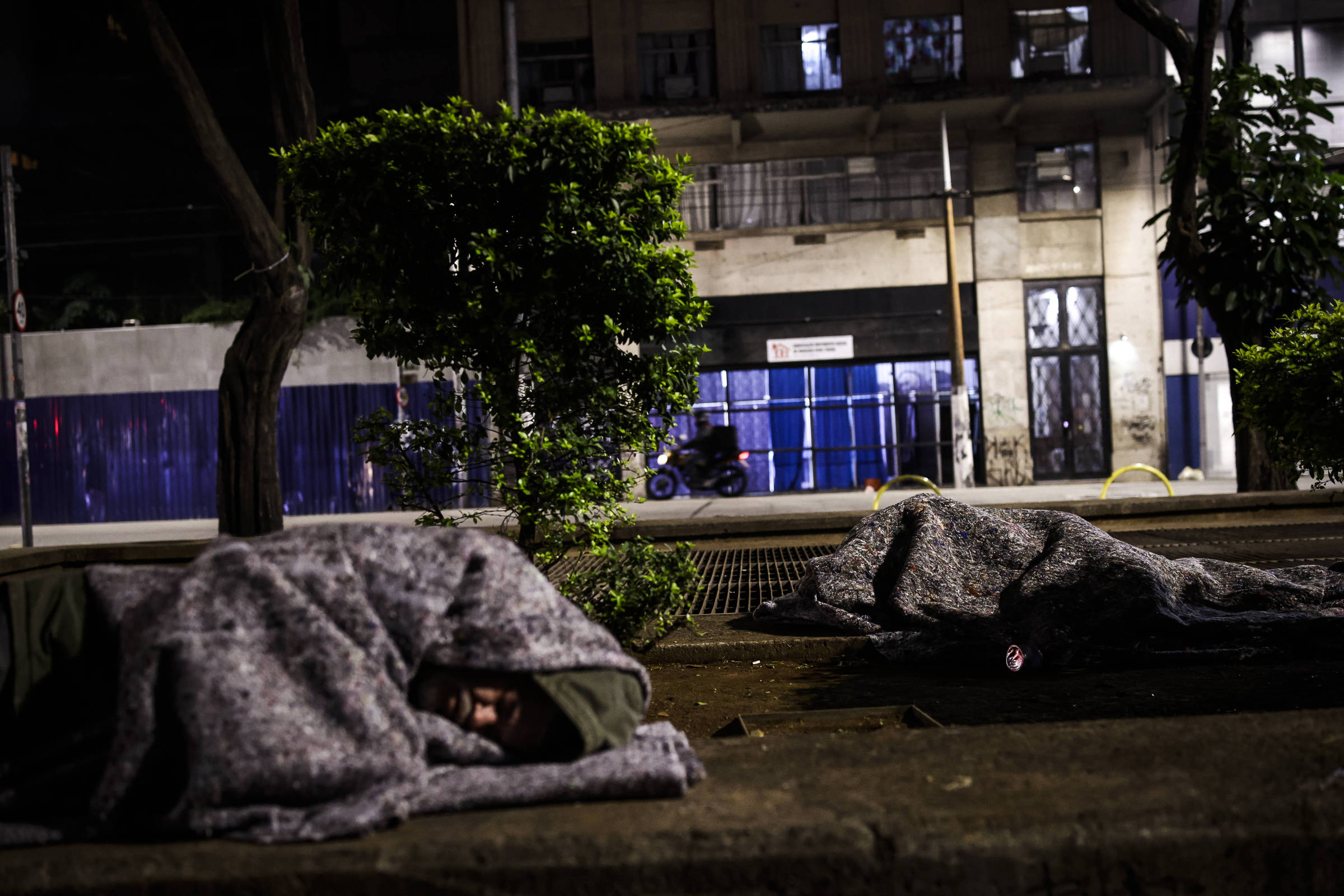 Casal aguarda mais de duas horas por abrigo em São Paulo com apenas um cobertor Pessoas em situação de rua na praça da República, no centro de SP, na madrugada de quarta-feira (25) (Foto: Bruno Santos/Folhapress)