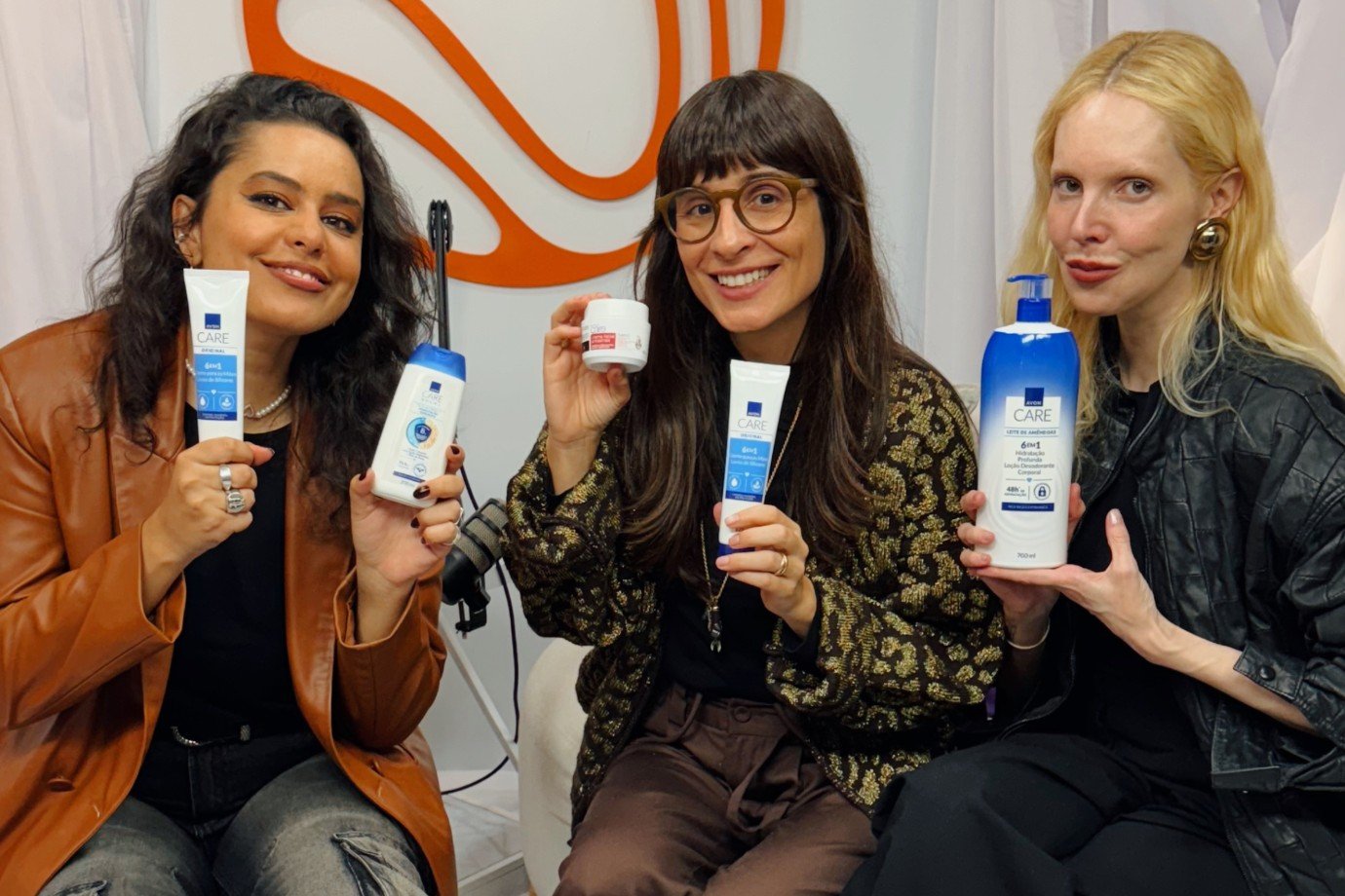 Camila Fremder retorna ao Vênus Podcast com patrocínio da Avon após confusão Camila Fremder e Jana Rosa protagonizam episódio especial do Vênus Podcast patrocinado pela Avon Care, que destaca o Creme para Mãos Luva de Silicone como solução prática e eficaz de hidratação (Foto: Divulgação)