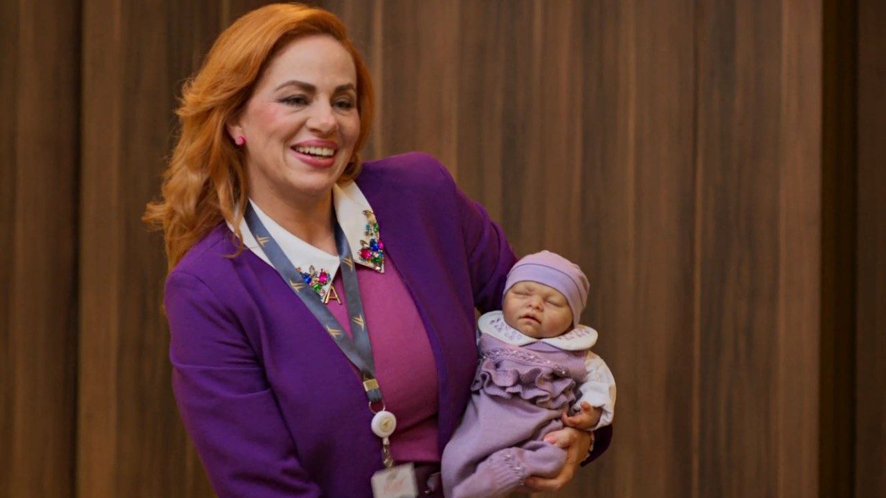Aldeíde (Karine Teles) com seu bebê reborn em 'Vale Tudo', novela das 9 da Globo (Foto: Reprodução/TV Globo)