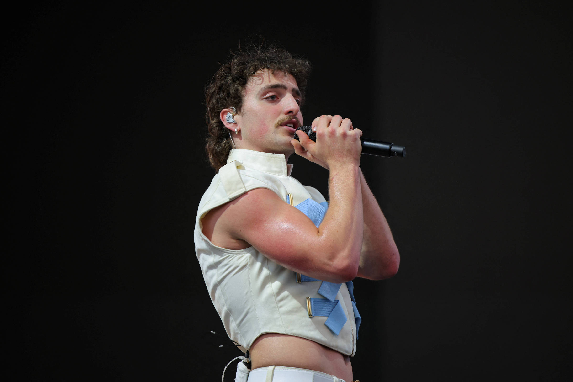 Benson Boone se destaca como a nova promessa da música pop atual Benson Boone, o artista que vem furando a bolha feminina do pop, durante show no Coachella (Foto: Daniel Cole - 11.abr.2025/Reuters)