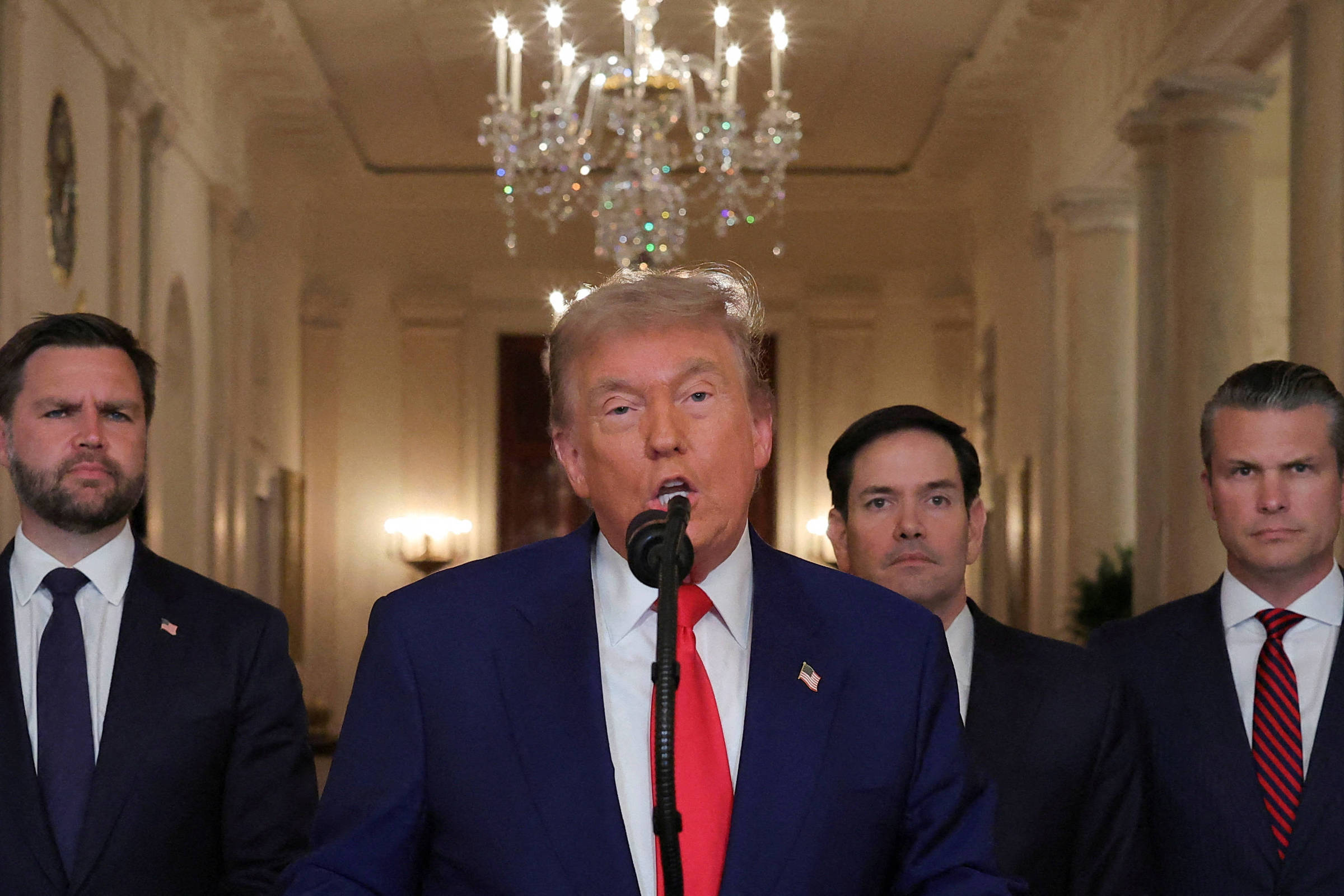 Trump afirma ao Congresso que Irã estava desenvolvendo armas nucleares O presidente dos EUA, Donald Trump, anuncia o ataque contra o Irã ao lado do vice-presidente, J. D. Vance, do secretário de Estado, Marco Rubio, e do de Defesa, Pete Hegseth (Foto: Carlos Barria - 21.jun.25/Reuters)