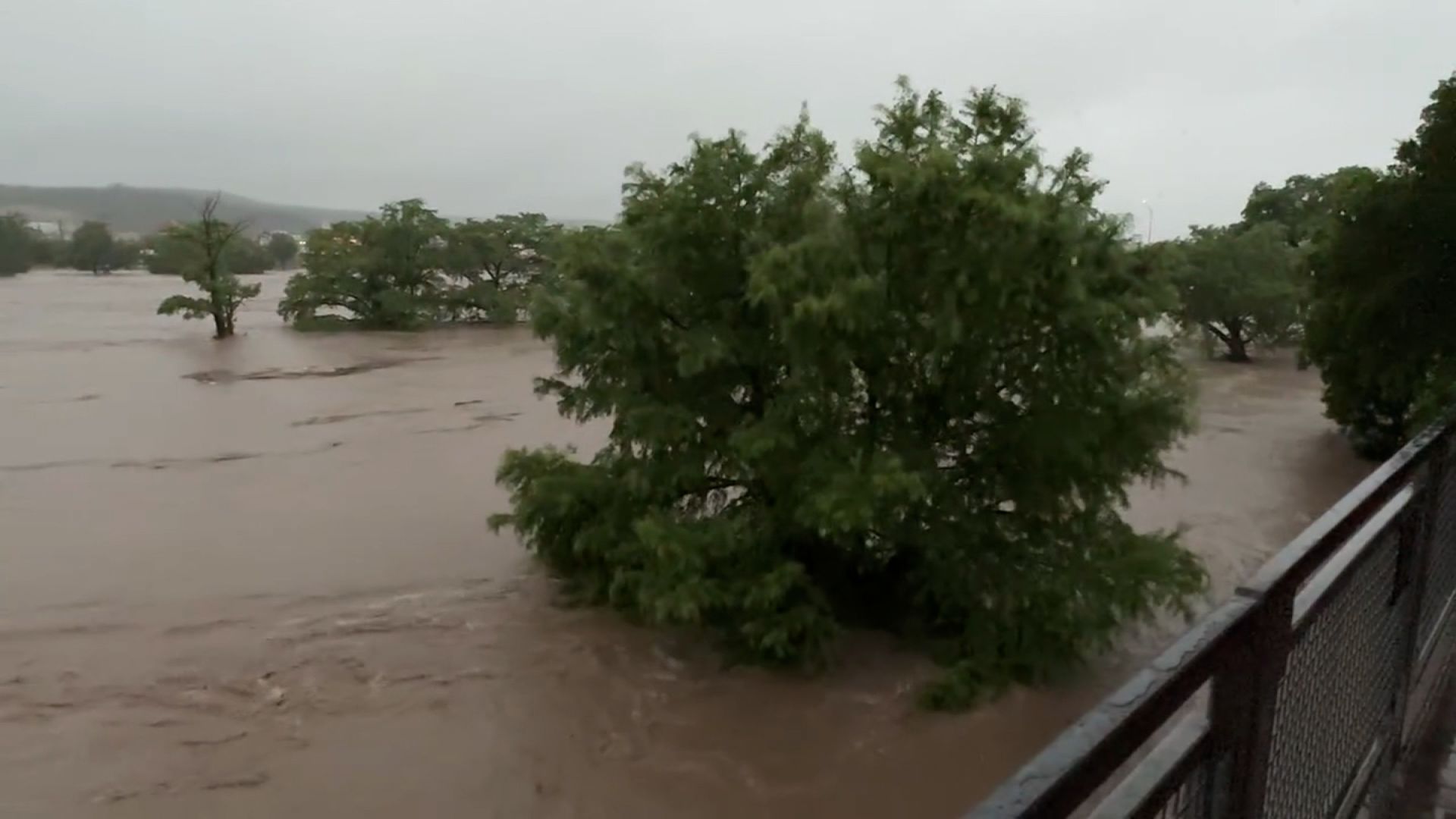Enchentes no Texas causam mortes e resgates em meio a chuvas catastróficas Cidade de Kerrville (Foto: Reprodução)